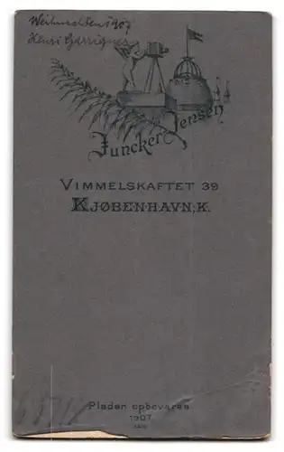 Fotografie Juncker Jensen, Kjobenhavn, Vimmelkaftet 39, Henri Garrignes im Anzug