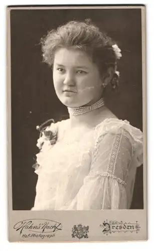 Fotografie Hahn, Dresden, Ferdinandstrasse 11, Mädchen mit Perlenhalsband im Spitzenkleid