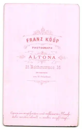 Fotografie Franz Kööp, Altona, Reichenstrasse 33, Junger Mann im karierten Anzug