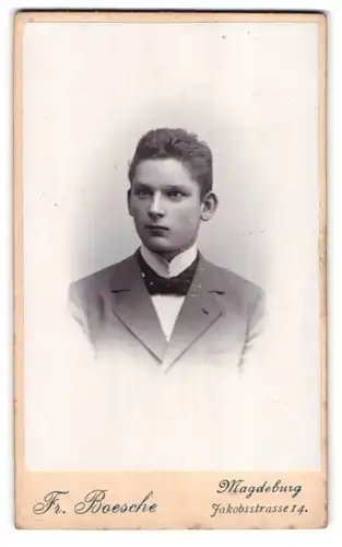 Fotografie Fr. Boesche, Magdeburg, Jakobsstrasse 14, Junge im Sonntagsstaat