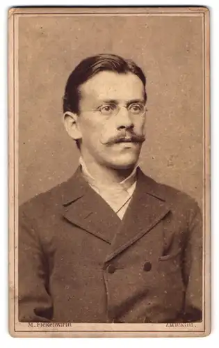 Fotografie M. Fickenwirth, Zwickau, Marienstrasse 12, Herr mit Brille im Anzug