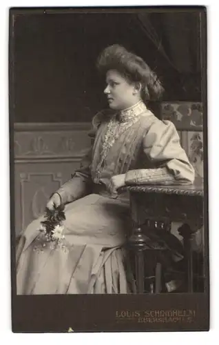 Fotografie Louis Schindhelm, Ebersbach i. S., Bürgerliche Frau mit toupiertem Haar