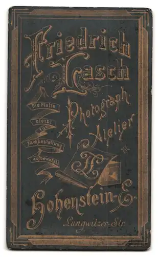 Fotografie Friedrich Lasch, Hohenstein-Ernstthal, Lungwitzer-Strasse, Junger Herr mit Gehstock im Anzug