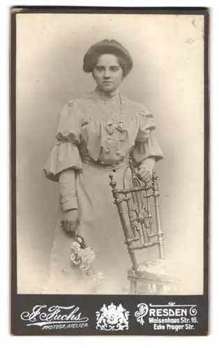 Fotografie J. Fuchs, Dresden, Waisenhausstr. 16, Junge Dame im Kleid mit Blumen