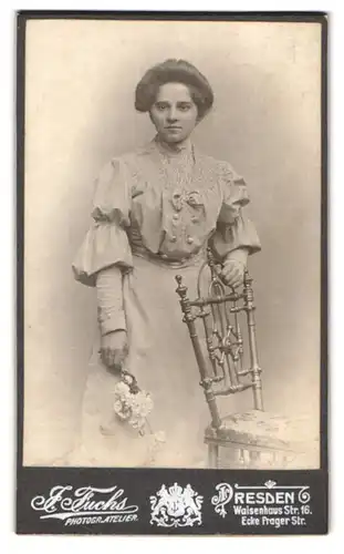 Fotografie J. Fuchs, Dresden, Waisenhausstr. 16, Junge Dame im Kleid mit Blumen