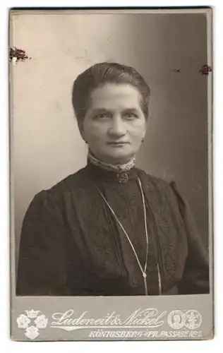 Fotografie Ludeneit & Nickel, Königsberg i /Pr., Passage 1, Ältere Dame mit Kragenbrosche