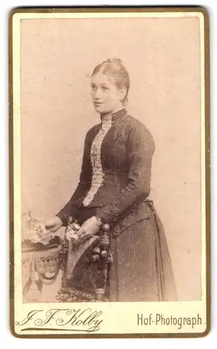 Fotografie J. F. Kolby, Zwickau i /S., Kaiser Wilhelm Platz 31, Junge Dame in modischer Kleidung