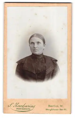 Fotografie S. Zacharias, Berlin-W., Steglitzer-Str. 61, Ältere Dame mit zurückgebundenem Haar
