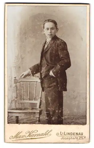 Fotografie Max Karnahl, L.-Lindenau, Josephstr. 25, Junger Mann im Anzug mit Krawatte