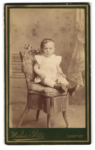 Fotografie Wilhelm Pöllot, Darmstadt, Hügelstr. 59, Kleiner Junge in zeitgenössischer Kleidung