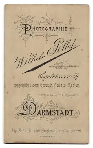 Fotografie Wilhelm Pöllot, Darmstadt, Hügelstr. 59, Kleiner Junge in zeitgenössischer Kleidung