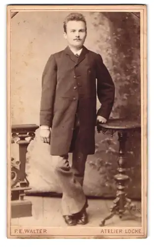 Fotografie F. E. Walter, Dresden, Gewandhausstr. 2, Junger Herr in modischer Kleidung