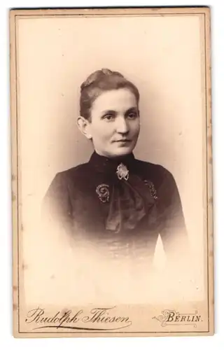 Fotografie Rudolph Thiesen, Berlin-C., Rosenthaler-Str. 45, Junge Dame im Kleid mit Kragenbrosche