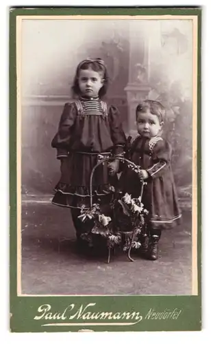 Fotografie Paul Naumann, Neudörfel, Mädchen im Kleid mit Schwesterchen und Blumenkorb