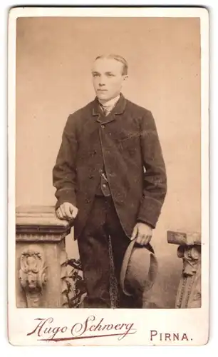 Fotografie Hugo Schwerg, Pirna, Albertstr. 13, Junger Herr im Anzug mit Krawatte