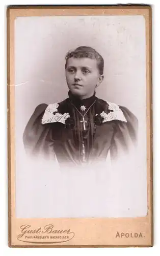 Fotografie Gust. Bauer, Apolda, Ackerwand 34, Junge Dame mit Kragenbrsoche und Kreuzkette