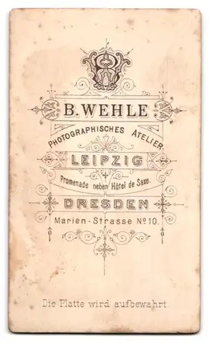 Fotografie B. Wehle, Dresden, Marien-Strasse 10, Junger Herr im Anzug mit Buch in der Hand