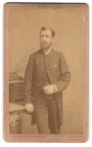 Fotografie H. Heckmann-Nachfolger, Glauchau, Hoffnung 57, Modisch gekleideter Herr mit Vollbart