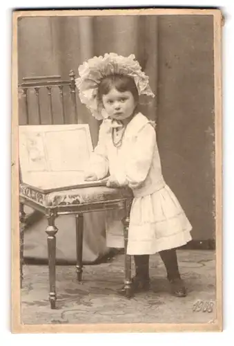 Fotografie Martin Herzfeld, Dresden, Pragerstr. 7, Kleines Mädchen im Kleid mit einem Buch