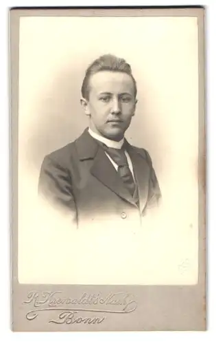 Fotografie R. Krewaldt`s Nachf., Bonn, Portrait junger Herr im Anzug mit Krawatte
