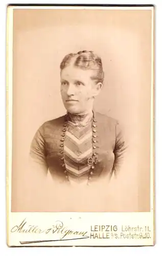 Fotografie Müller & Pilgram, Leipzig, Löhrstr. 11, Junge Dame mit hochgestecktem Haar