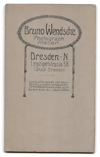 Fotografie Bruno Wendsche, Dresden-N., Leipzigerstr. 58, Süsses Kleinkind im weissen Kleid sitzt auf Fell