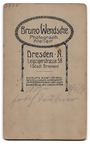 Fotografie Bruno Wendsche, Dresden-N., Leipzigerstr. 58, Süsses Kleinkind im weissen Hemd sitzt auf Fell