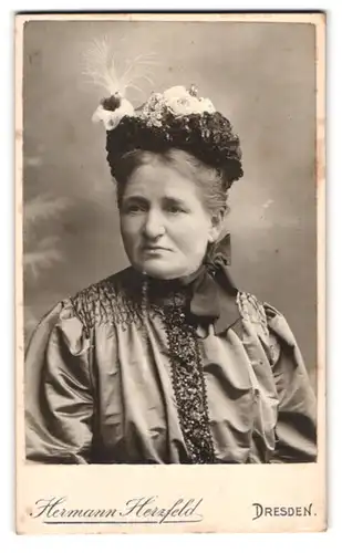 Fotografie Hermann Herzfeld, Dresden-A., Altmarkt, Ältere Dame in hübscher Kleidung mit Haube