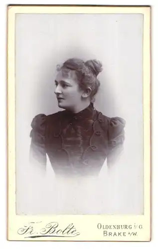 Fotografie Fr. Bolte, Oldenburg i /G., Langestr. 15, Junge Dame mit Dutt