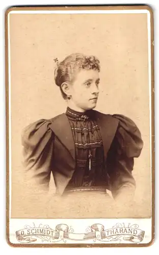 Fotografie O. Schmidt, Tharand, Junge Dame in zeitgenössischer Kleidung