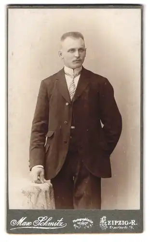 Fotografie Max Schmitz, Leipzig-R., Kronprinzstr. 19, Junger Herr im Anzug mit Krawatte