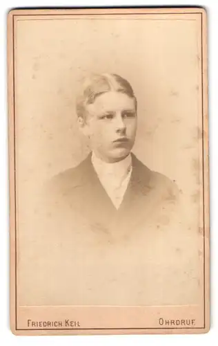 Fotografie Friedrich Keil, Ohrdruf, Bahnhofstr., Junger Herr im Anzug mit Krawatte