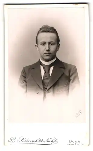 Fotografie R. Krewaldt`s Nachf., Bonn, Kaiserplatz 16, Junger Herr im Anzug mit Krawatte