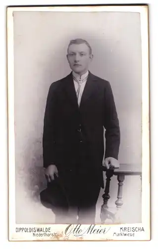 Fotografie Otto Meier, Dippoldiswalde, Niedertorstr., Junger Herr im Anzug mit Krawatte