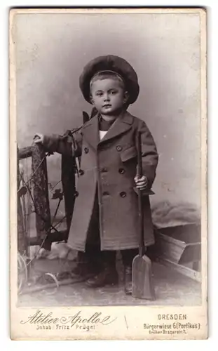 Fotografie Fritz Prügel, Dresden, Bürgerwiese 6, Kleiner Junge im Mantel mit Schaufel