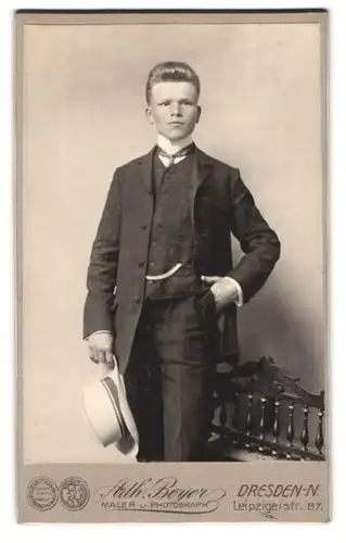 Fotografie Arth. Beyer, Dresden-N., Leipzigerstr. 87, Junger Herr im Anzug mit Krawatte