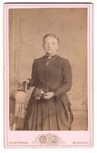 Fotografie F. E. Stephan, Glauchau, Schützenplatz, Junge Dame im Kleid mit Kreuzkette