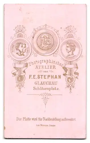 Fotografie F. E. Stephan, Glauchau, Schützenplatz, Junge Dame im Kleid mit Kreuzkette