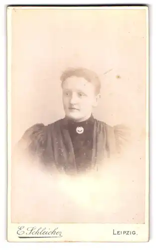 Fotografie E. Schleicher, Leipzig, Junge Dame mit zurückgebundenem Haar