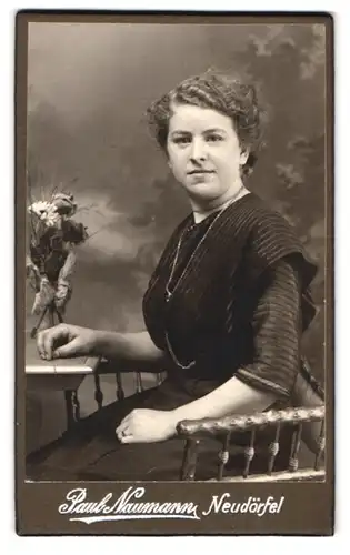 Fotografie Paul Naumann, Neudörfel, Junge Dame in modischer Kleidung