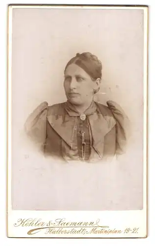 Fotografie Köhler & Saemann, Halberstadt, Martiniplan 19-21, Frau mittleren Alters mit hoch gestecktem Haar