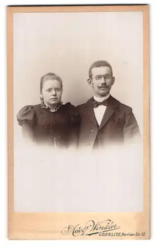 Fotografie Adolf Winkler, Görlitz, Berliner Strasse 12, Junges Paar in edler Kleidung