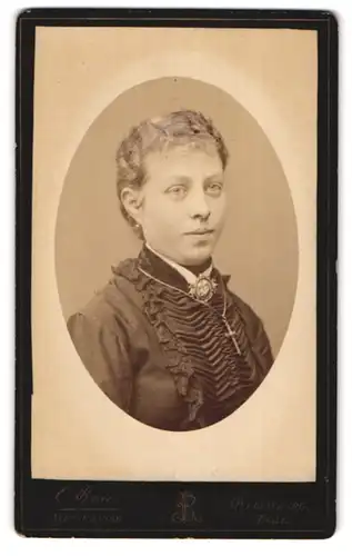 Fotografie E. Rose, Wernigerode, Junge Dame mit grosser Brosche am Kragen