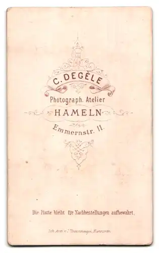 Fotografie C. Degèle, Hameln, Emmernstrasse 11, Bursche in übergrosser Anzugsjacke