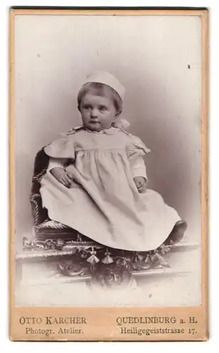Fotografie Otto Karcher, Quedlinburg, Heiligegeststrasse 17, Kleines Mädchen im weissen Kleidchen