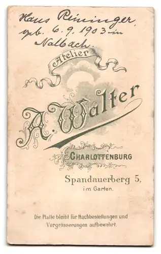 Fotografie A. Walter, Berlin-Charlottenburg, Spandauerberg 5, Süsses Kleinkind mit angestrengtem Blick, Hans Reiningen