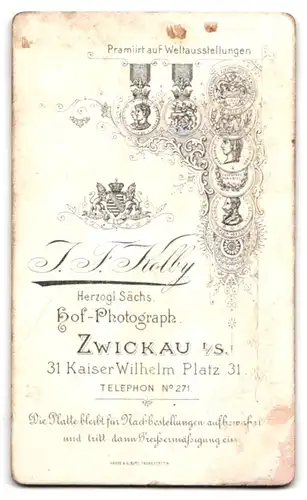Fotografie J. F. Kolby, Zwickau, Kaiser Wilhelm Platz 31, Kleinkind im Hochstuhl