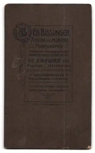 Fotografie E. Bissinger, Erfurt, Anger 25, Kleines Mädchen im verzierten Kleidchen