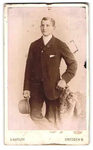 Fotografie Gustav Karsch, Dresden-N., Gr. Meissenerstrasse 17, Junger Mann mit Melone in der Hand