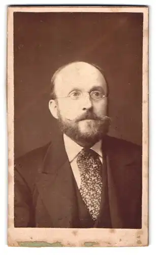 Fotografie unbekannter Fotograf und Ort, Mann mittleren Alters mit extra breiter Krawatte